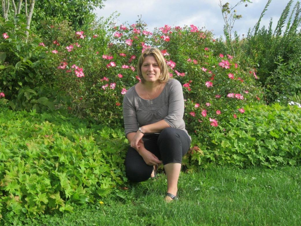 Au Jardin Fleuri Villa Vauxaillon Exterior foto